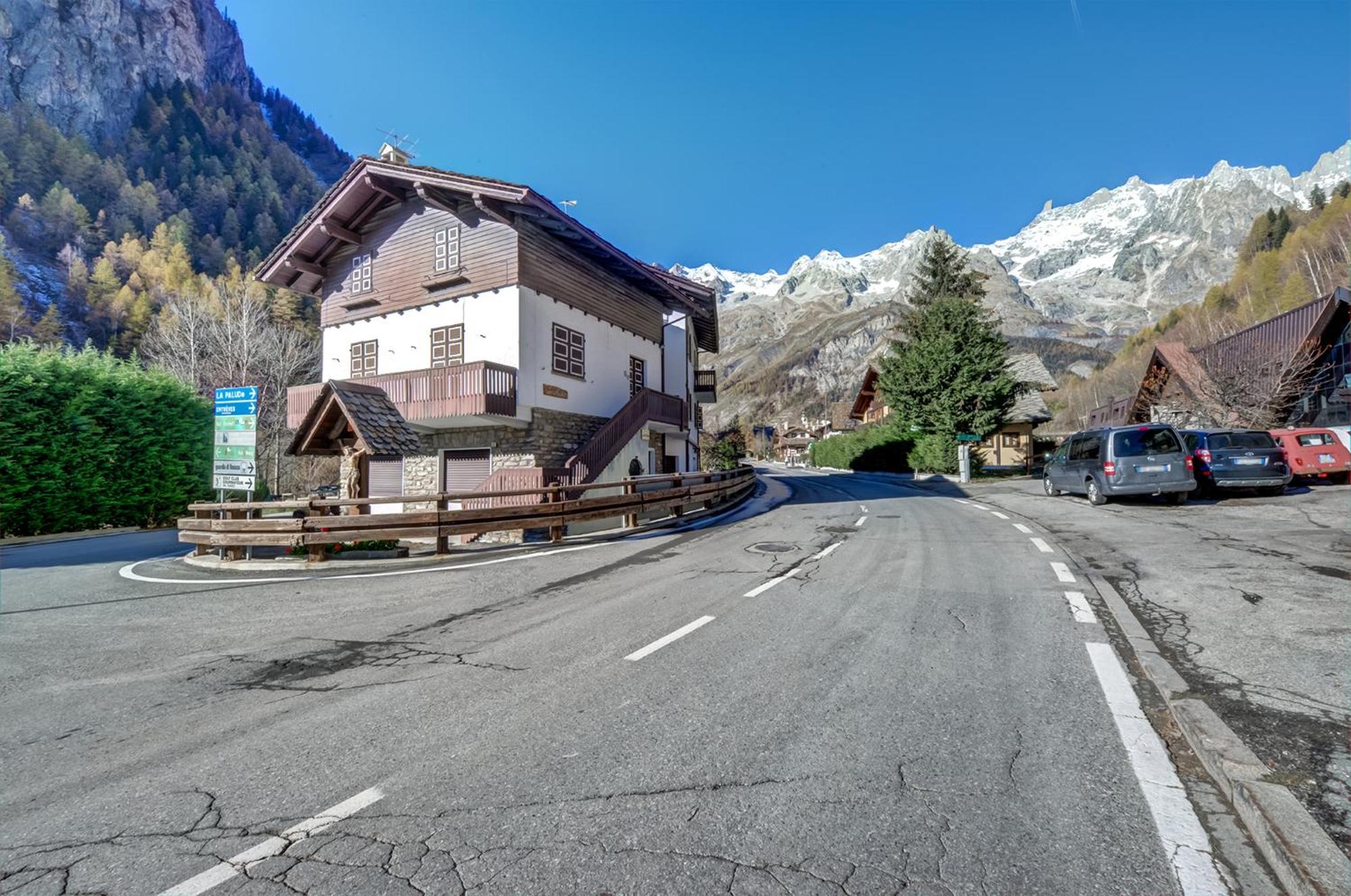 Casa Entreves - Ristrutturata Con Parcheggio Courmayeur Kültér fotó