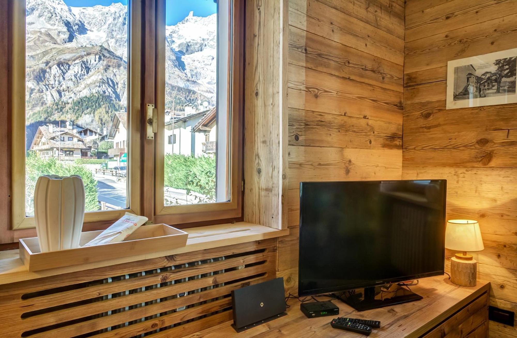 Casa Entreves - Ristrutturata Con Parcheggio Courmayeur Kültér fotó