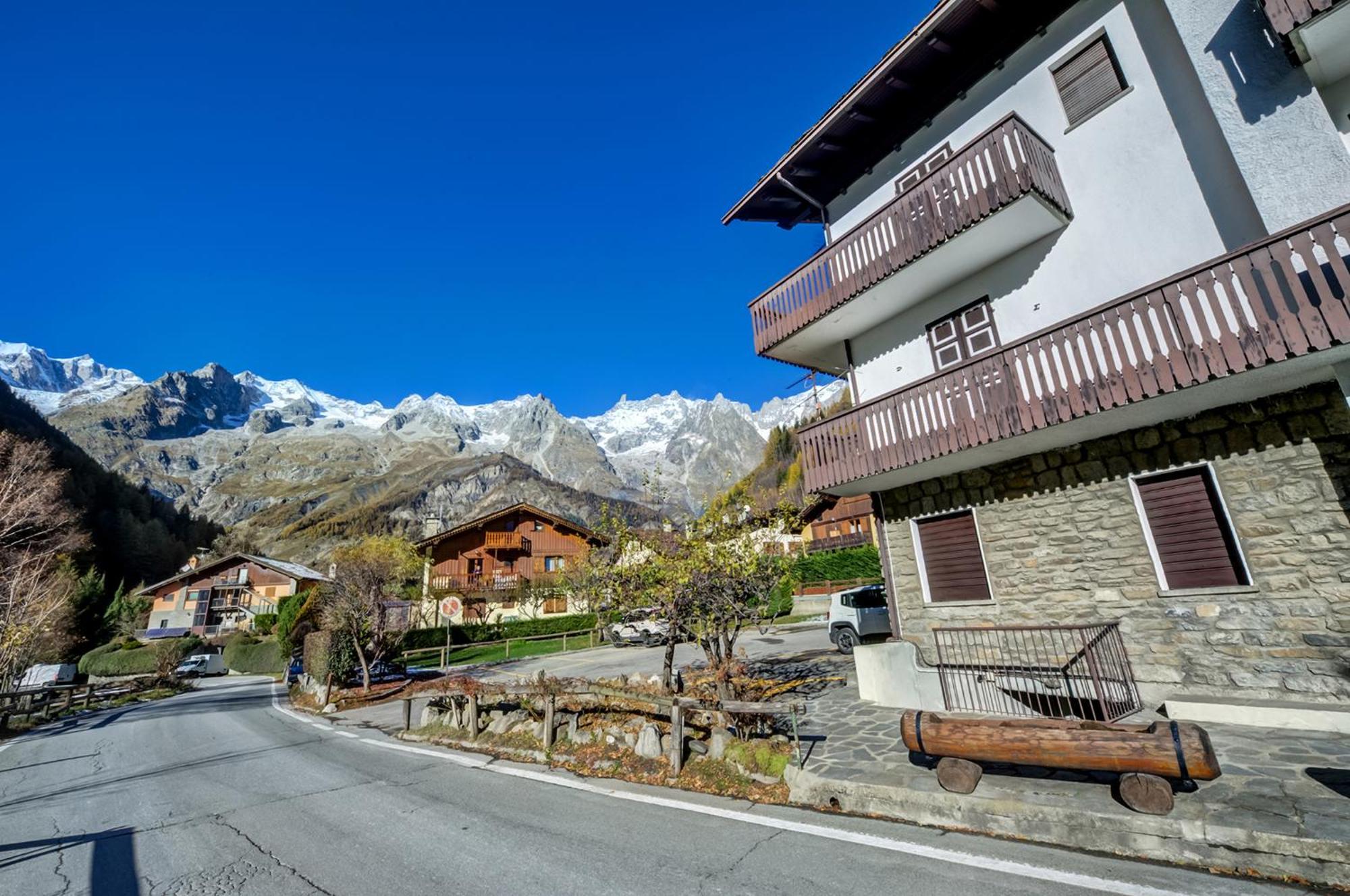 Casa Entreves - Ristrutturata Con Parcheggio Courmayeur Kültér fotó