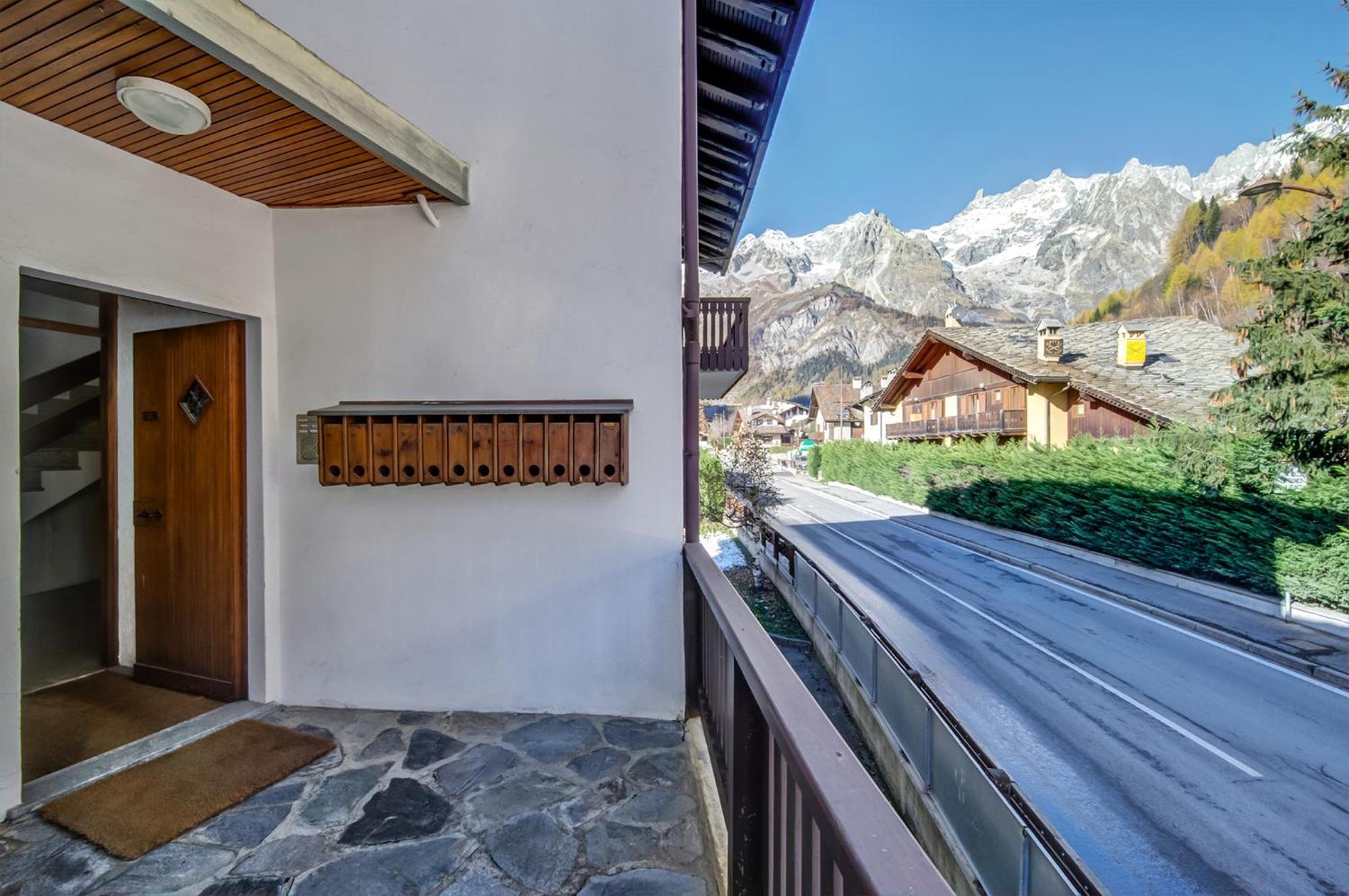 Casa Entreves - Ristrutturata Con Parcheggio Courmayeur Kültér fotó
